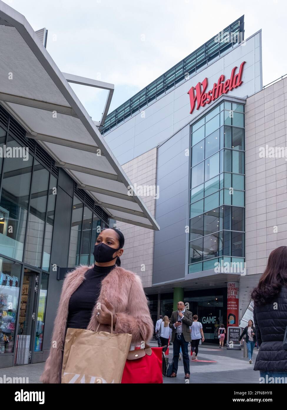 London - April 2021: Westfield Shopping Centre in Shepherds Bush. Großes Einkaufszentrum mit vielen High Street- und Luxusketten. Stockfoto