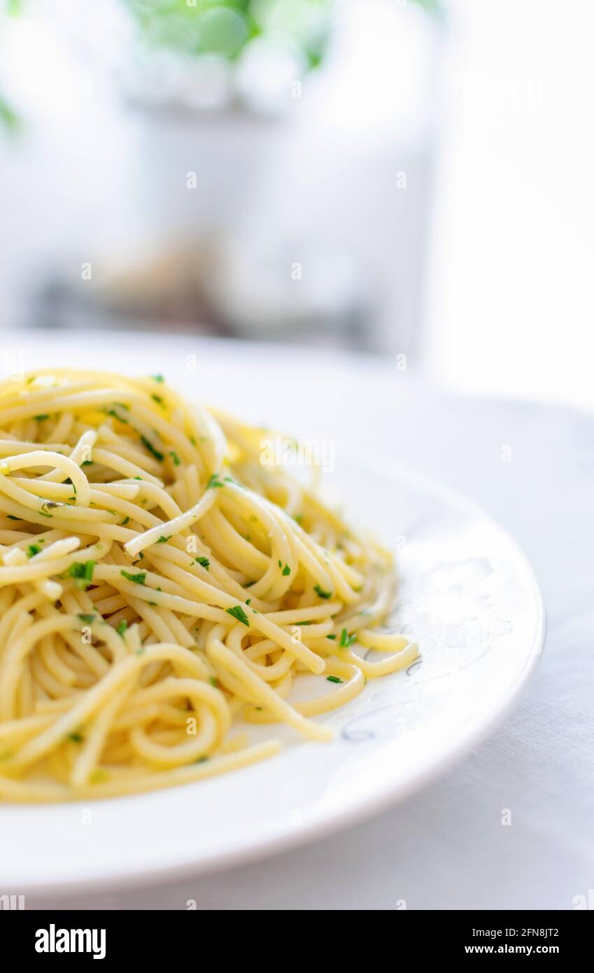 Köstliche hausgemachte Pasta, Spaghetti Carbonara, aglio e olio Stockfoto