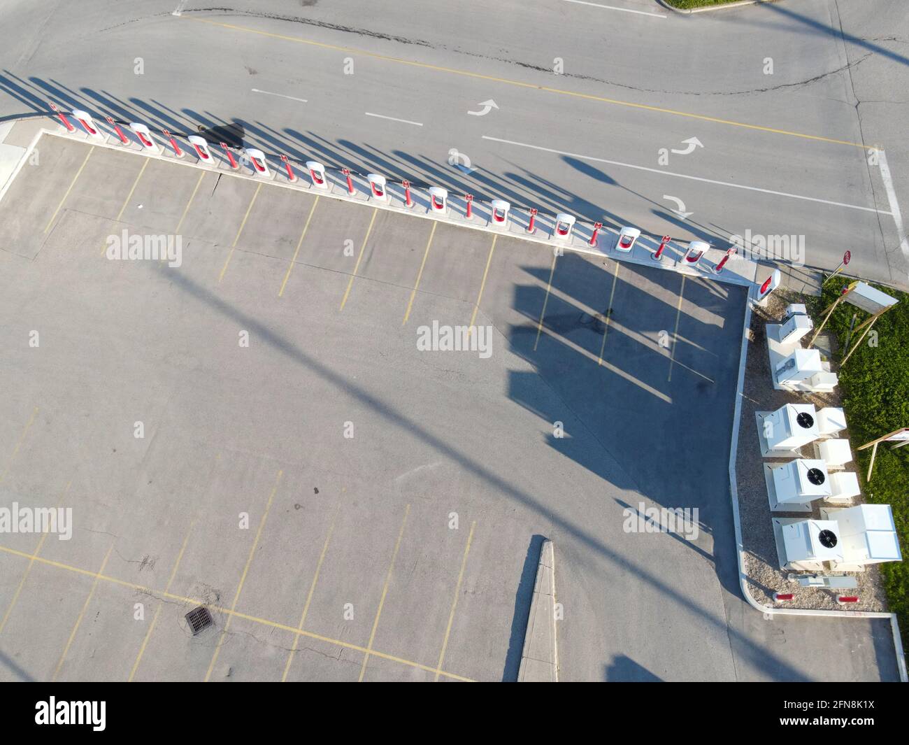 2021 Tesla Ladestation Aerial, Wellington Rd S, London Ontario, Kanada. Luke Durda/Alamy Stockfoto