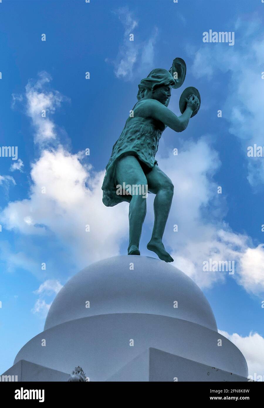 Tanzende Figur auf der Kuppel der spanischen Stadt, in Whitley Bay, Tyne und Wear Stockfoto