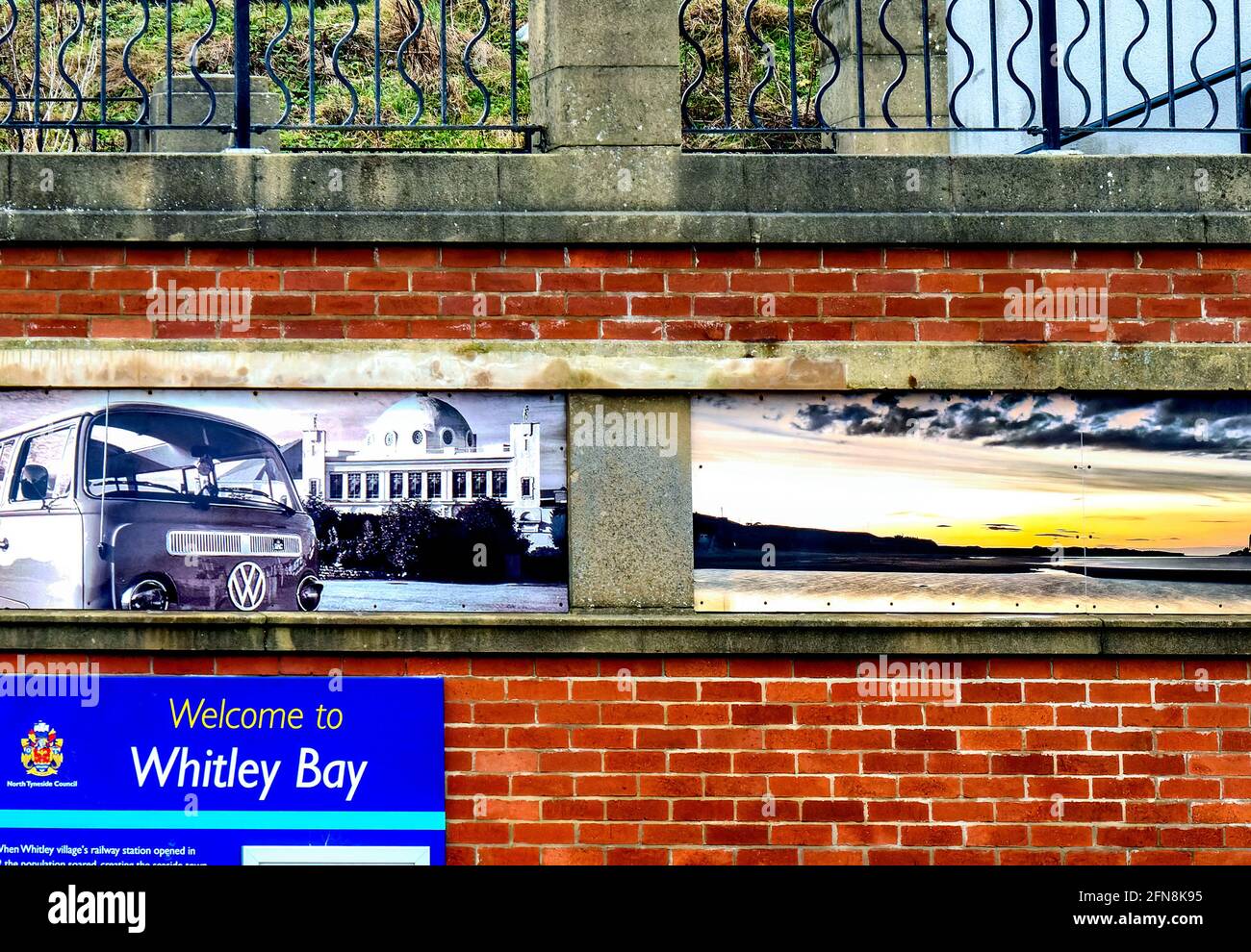 Plakate an der Wand in Whitley Bay, im Norden Englands. Stockfoto