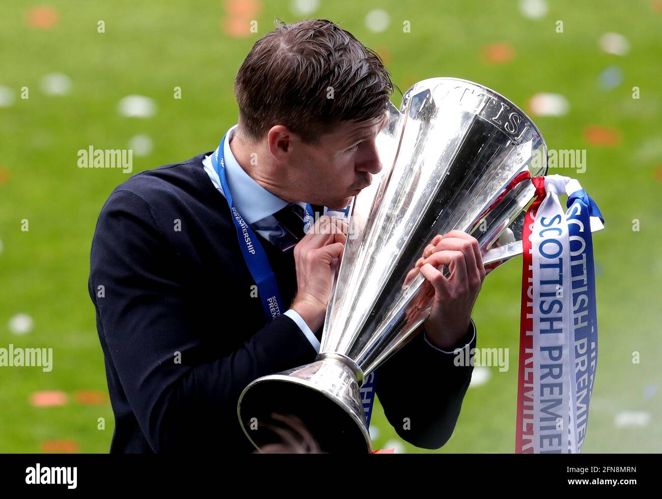 Steven Gerrard, Manager der Rangers, küsst die Trophäe, während er den Sieg der schottischen Premiership im Ibrox Stadium in Glasgow feiert. Bilddatum: Samstag, 15. Mai 2021. Stockfoto