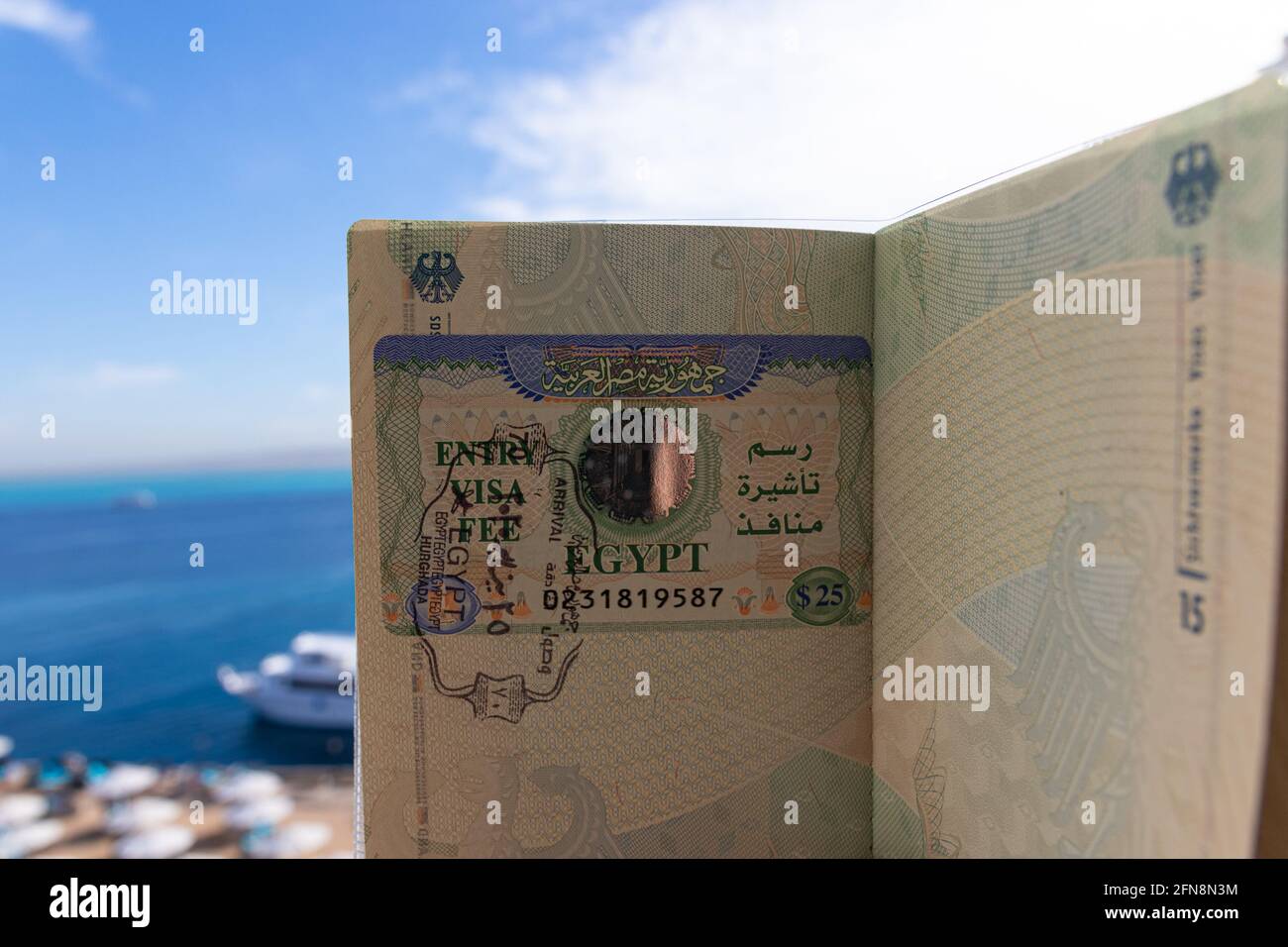 Visum der Arabischen Republik Ägypten in einem Reisepass Der Bundesrepublik Deutschland mit einem verschwommenen Urlaub Hintergrund Stockfoto
