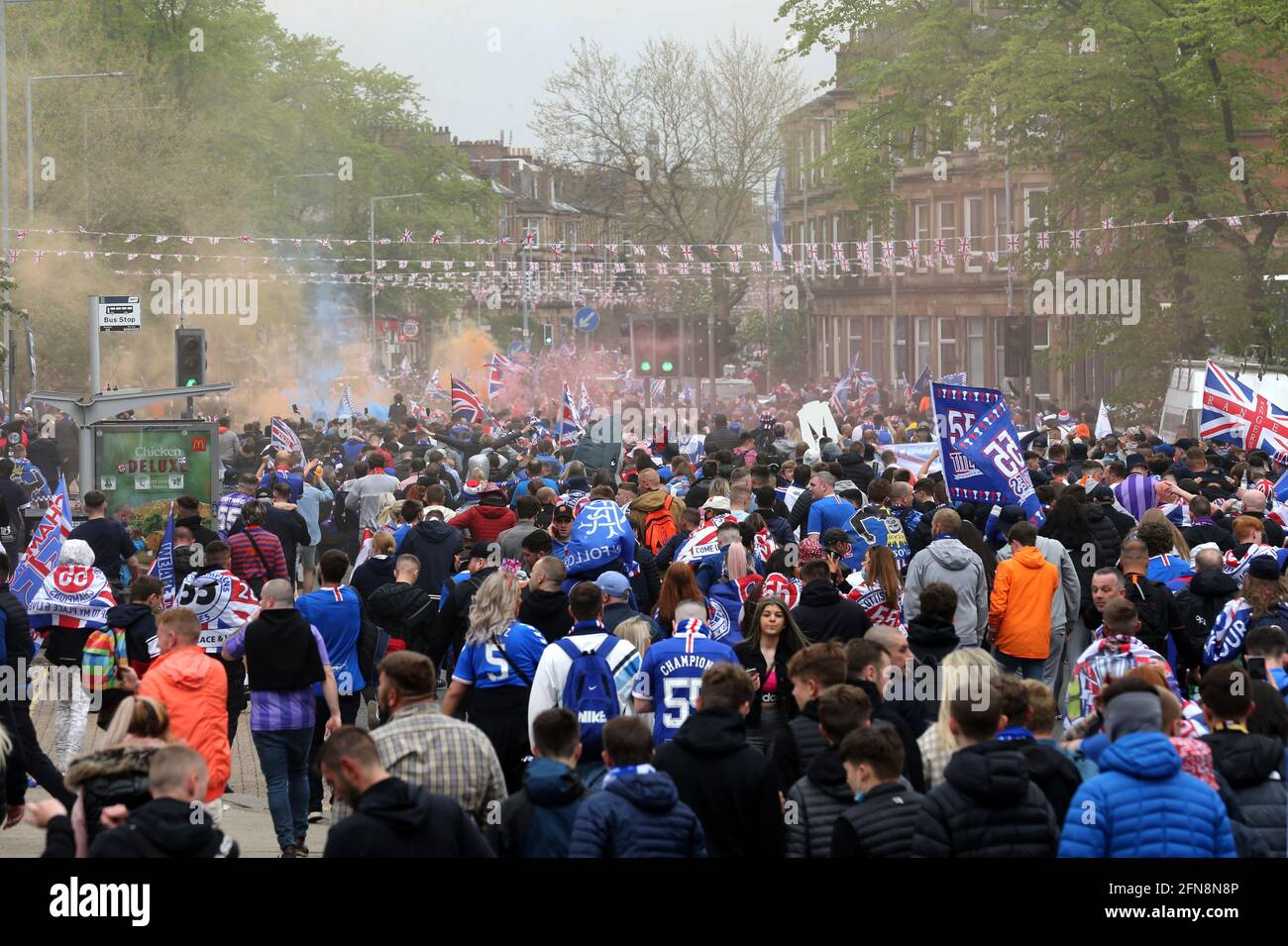 Die Rangers-Fans feiern, dass der Club nach ihrem Spiel gegen Aberdeen die schottische Premiership im Stadtzentrum gewonnen hat. Bilddatum: Samstag, 15. Mai 2021. Stockfoto