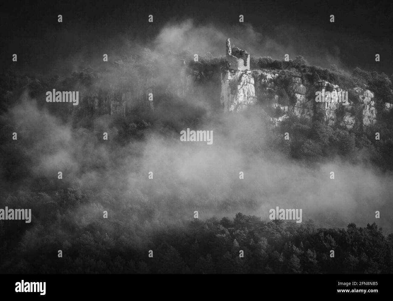 Schloss Blancafort, zwischen den Fogs, bei Sonnenaufgang (Berguedà, Katalonien, Spanien, Pyrenäen) ESP: Castillo de Blancafort, entre nieblas, al amanecer (Berguedà) Stockfoto