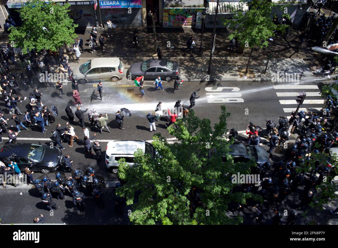 Die Polizei feuern Wasserwerfer, um palästinensische Anhänger zu zerstreuen, versammelten sich auf der pro-palästinensischen Demonstration, Boulevard Barbès, Paris, Frankreich, 15. Mai, 2021 Stockfoto