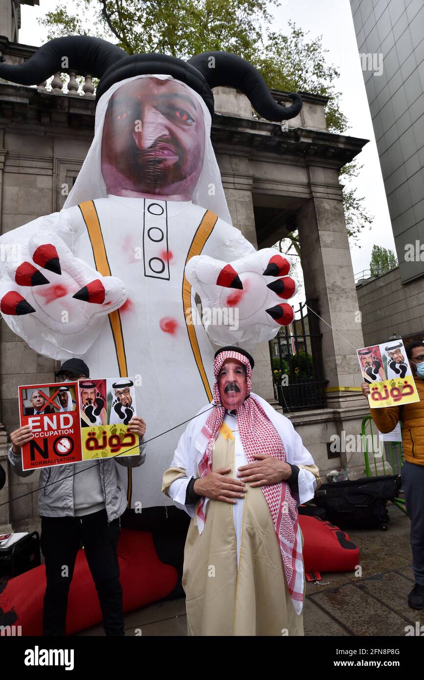 High Street Kensington, London, Großbritannien. Mai 2021. Unterstützer Palästinas beim Marsch für Palästina vor der israelischen Botschaft in London. Kredit: Matthew Chattle/Alamy Live Nachrichten Stockfoto