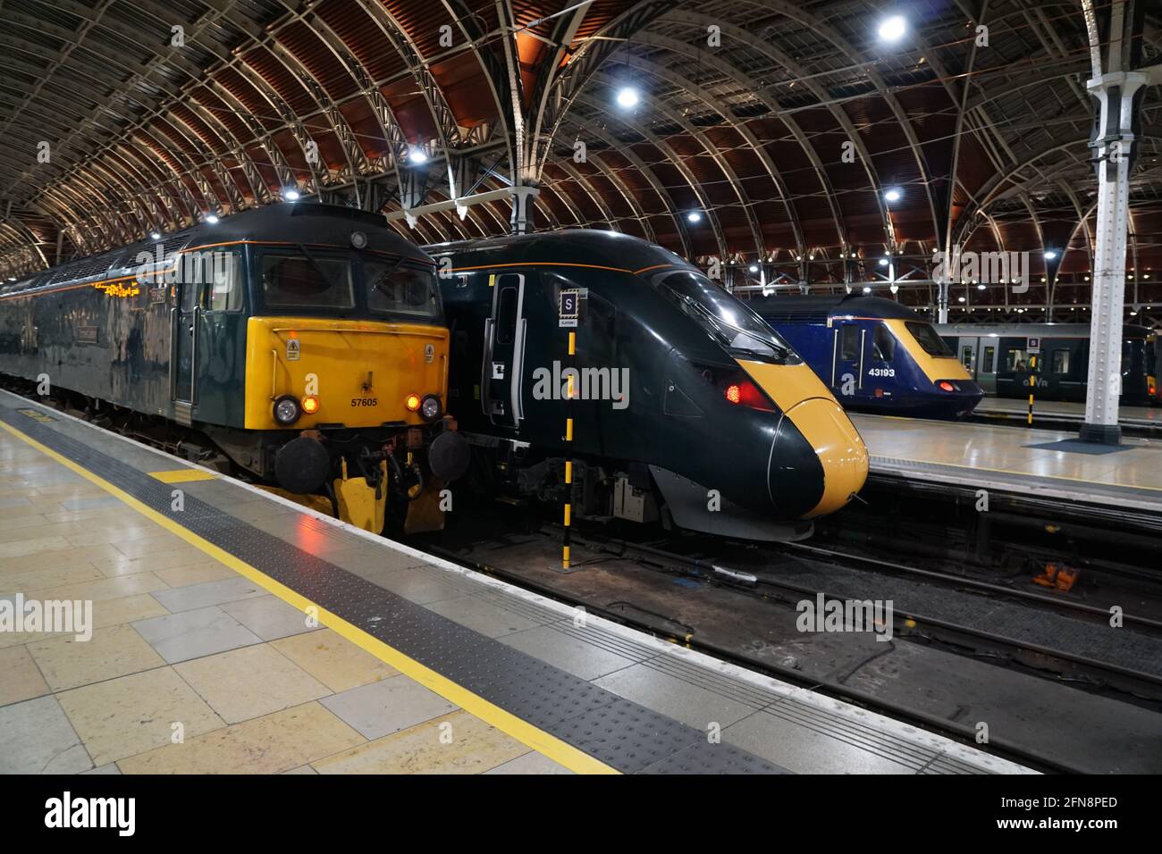 Großartige Westbahnhof Paddington Station. Lokomotiven der Baureihe 57, Baureihe 800 und Baureihe 43 HST. Stockfoto