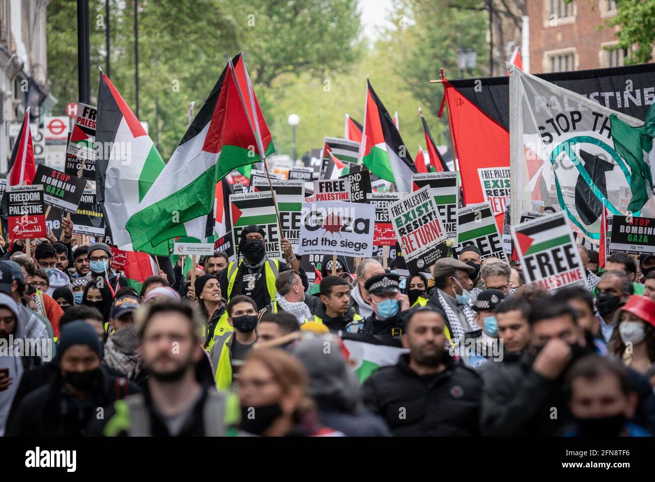 London, Großbritannien. Mai 2021. Pro-palästinensische Demonstranten marschieren am Nakba Day mit Schildern und Fahnen durch das Zentrum Londons. Tausende marschieren zur israelischen Botschaft, um sich solidarisch mit dem palästinensischen Volk zu versammeln. Mindestens 139 Menschen wurden in Gaza getötet, darunter 39 Kinder, nach einer Spirale der Gewalt, die mit der Vertreibung von Arabern aus dem Stadtteil Sheikh Jarrah in Ostjerusalem begann. Kredit: Guy Corbishley/Alamy Live Nachrichten Stockfoto