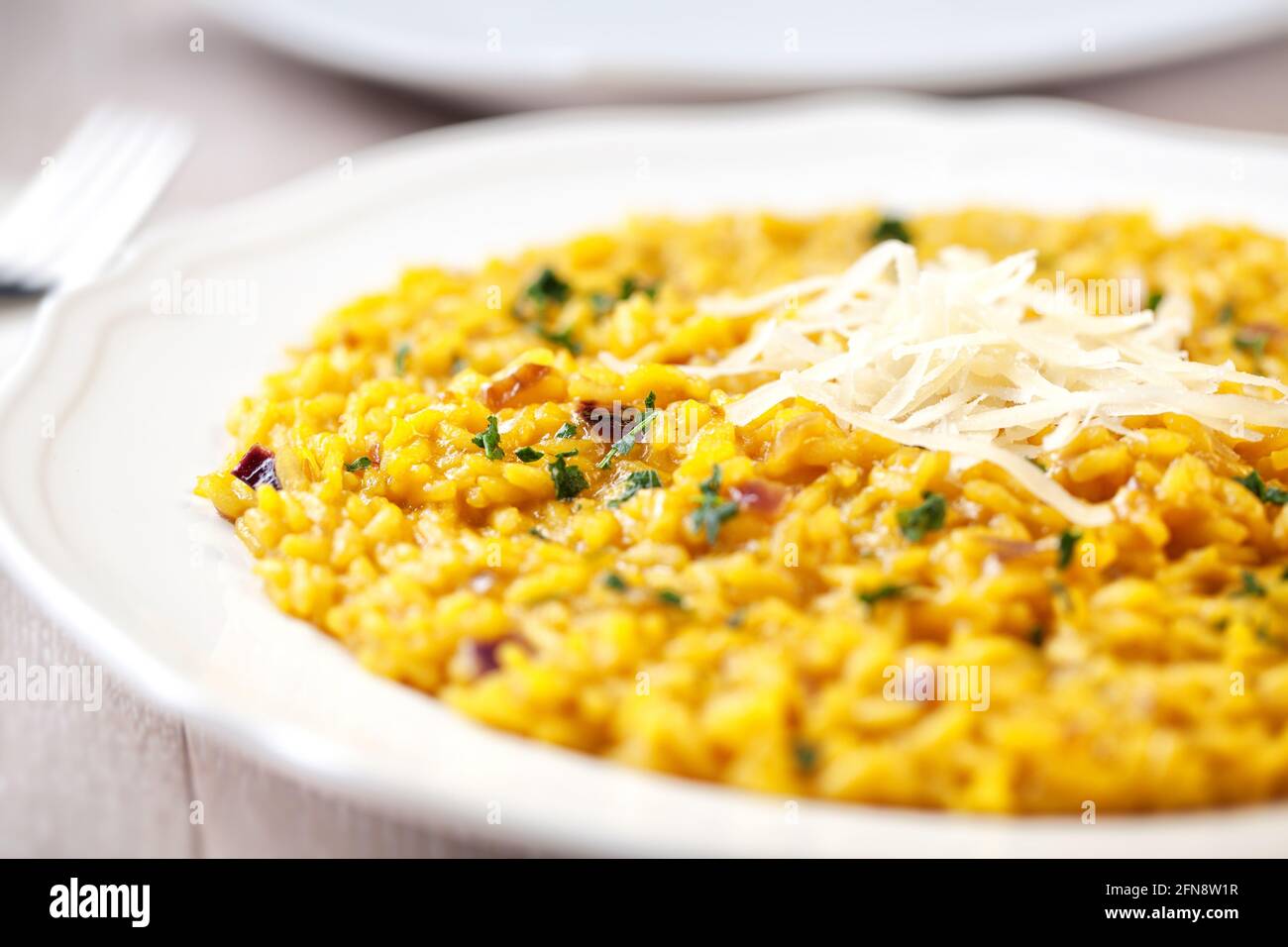 Gericht mit köstlichem Safran-Risotto, italienische Küche Stockfoto