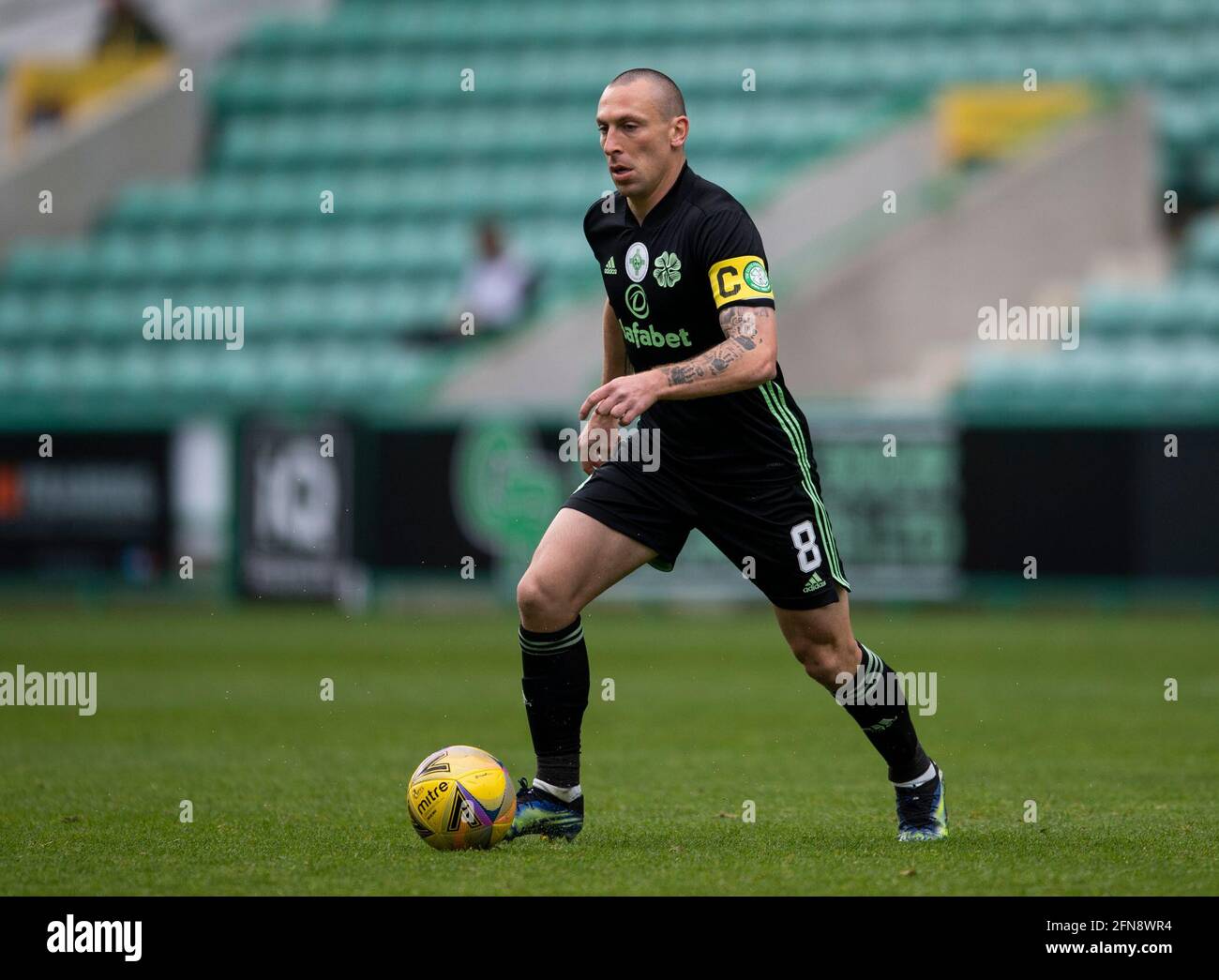 Scottish Premiership - Hibernian / Celtic. Easter Road Stadium, Edinburgh, Midlothian, Großbritannien. Mai 2021. In der Scottish Premier League an der Easter Road in Edinburgh spielen Hibs Gastgeber von Celtic. Bild zeigt: Celtic Mittelfeldspieler, Scott Brown, auf dem Ball in der ersten Hälfte, als er sein letztes Spiel für den Club spielt heÕs seit 14 Jahren bei uns, Kredit: Ian Jacobs/Alamy Live News Stockfoto