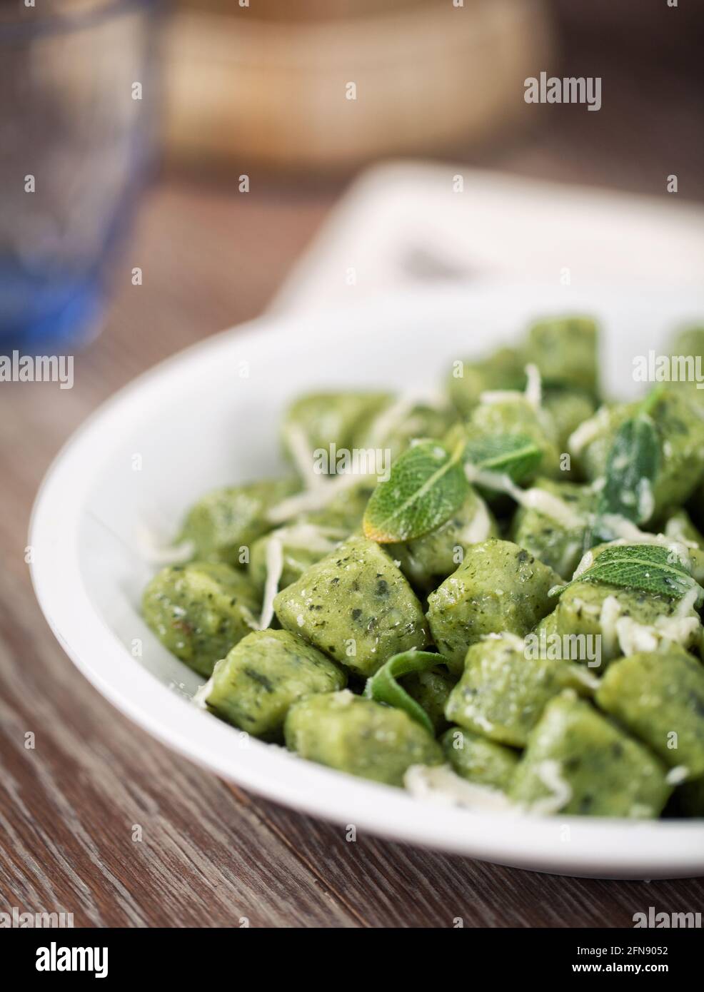 Grüne Kartoffelgnocchi mit Salbutter und Parmesan Stockfoto