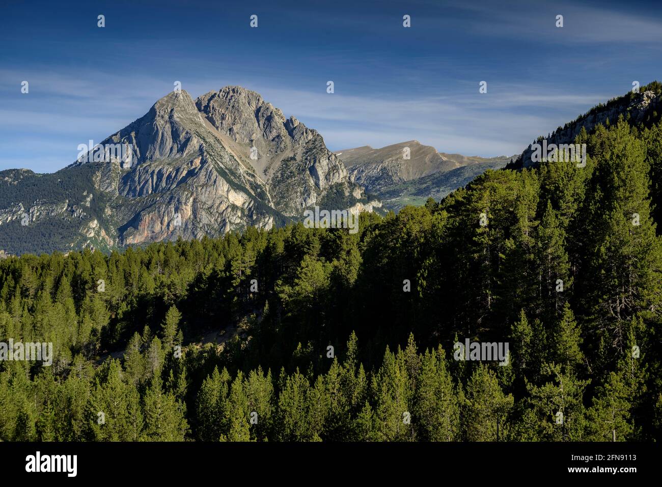 Pedraforca von Coll de Pradell, unter der Serra d'Ensija (Berguedà, Katalonien, Spanien, Pyrenäen) ESP: Pedraforca visto desde el Coll de Pradell Stockfoto