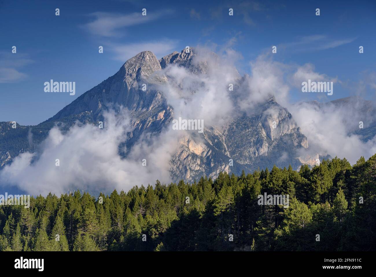 Pedraforca von Coll de Pradell, unter der Serra d'Ensija, mit einigen niedrigen Wolken (Berguedà, Katalonien, Spanien, Pyrenäen) Stockfoto