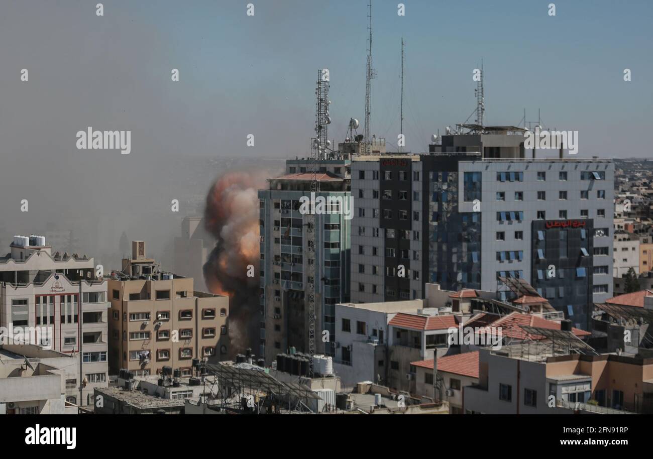 Gaza-Stadt, Palästinensische Gebiete. Mai 2021. Rauch und Flammen steigen auf, nachdem ein israelischer Luftangriff den Al-Jalaa-Turm getroffen hat, der Wohnungen und mehrere Medien beherbergt, darunter die Associated Press und Al Jazeera, inmitten des eskalierenden Aufflammens der israelisch-palästinensischen Gewalt. Kredit: Mohammed Talatene/dpa/Alamy Live Nachrichten Stockfoto