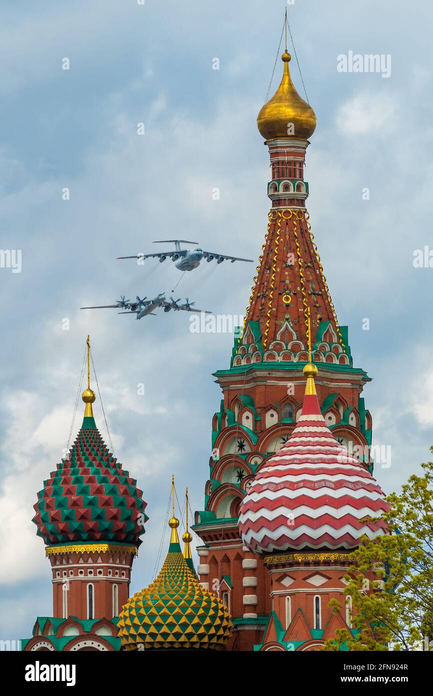 7. Mai 2021, Moskau, Russland. Ein Tanker IL-78 und ein strategischer Bomber der TU-95MS über dem Roten Platz in Moskau. Stockfoto