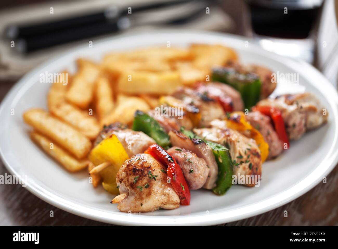 Hähnchenspieße mit Pommes. Hochwertige Fotos. Stockfoto