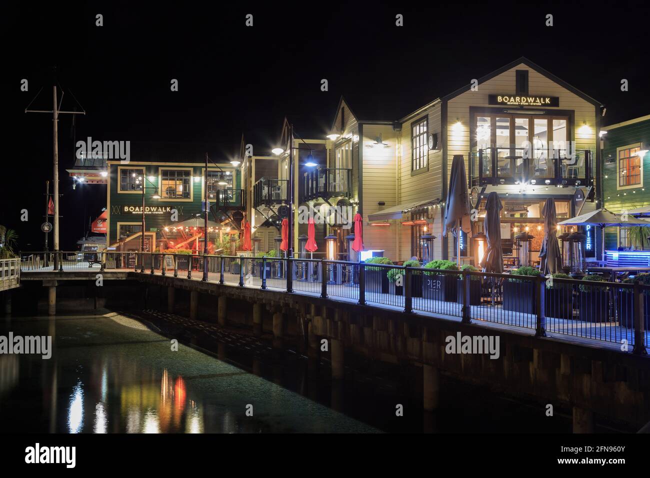 Der Ferienort Queenstown, Neuseeland, bei Nacht. Bars und Restaurants auf der Steamer Wharf am Ufer des Lake Wakatipu Stockfoto