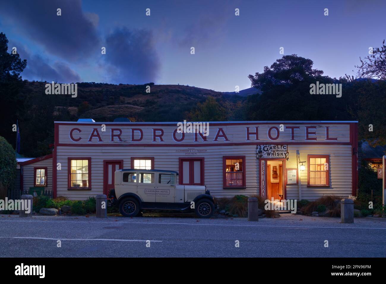 Das historische Cardrona Hotel auf der Südinsel Neuseelands bei Nacht. Es wurde 1863 gegründet und ist eines der ältesten Hotels des Landes Stockfoto