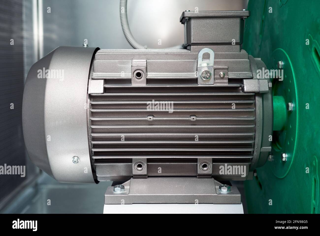 Luftbehandlungseinheit Lüftungsmaschinenmotor Auspuffplenum Elektromotor Nahaufnahme Stockfoto