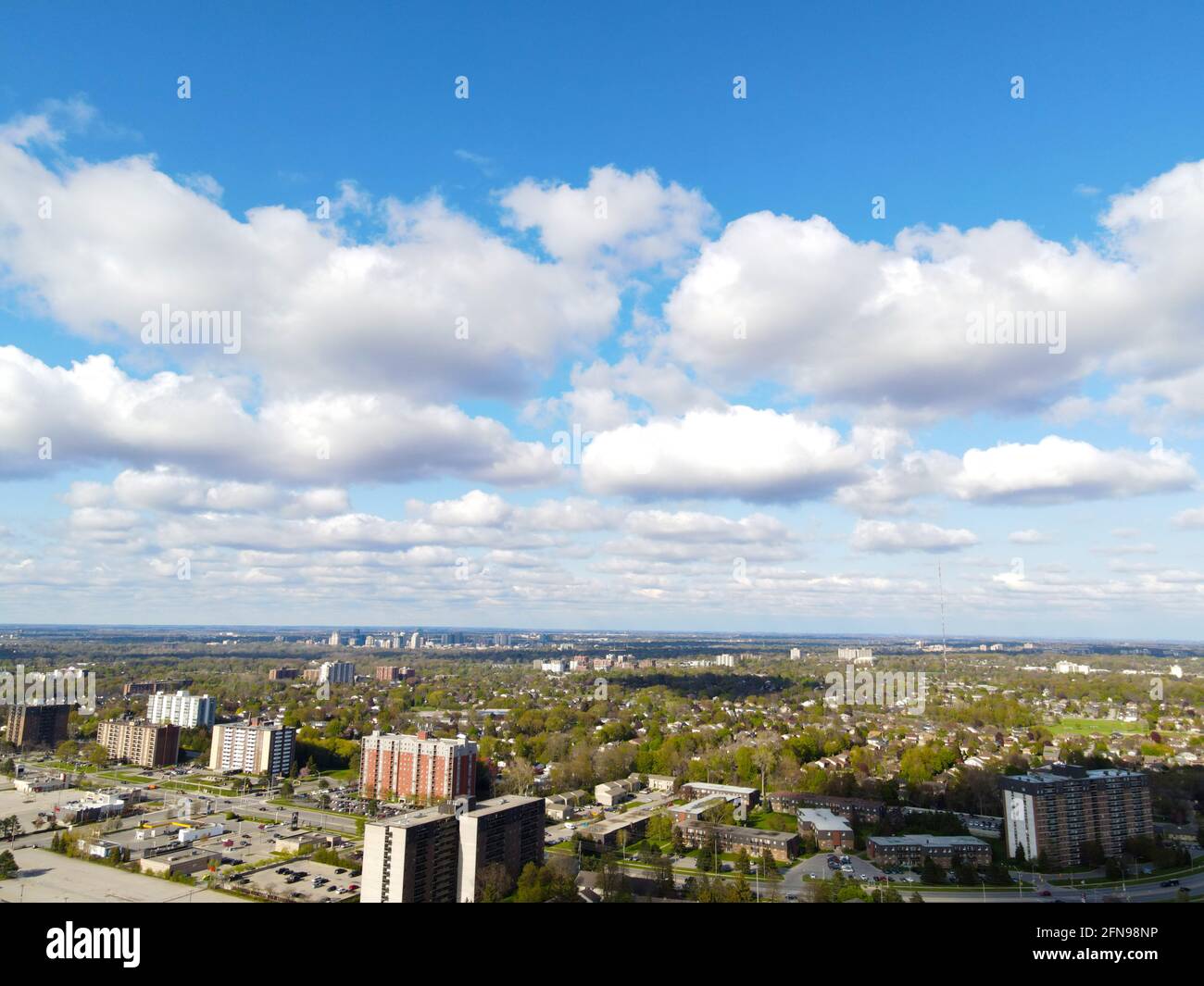 Mai 8 2021 Cumulus Wolken über der Stadt London, Ontario, Kanada. Luftaufnahme Luke Durda/Alamy Stockfoto