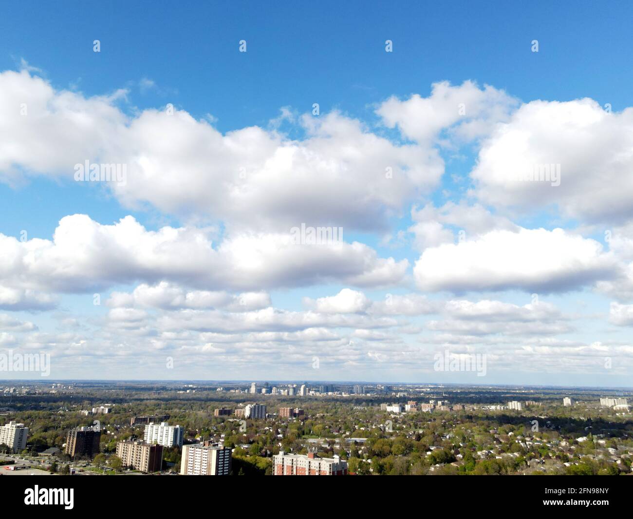 Mai 8 2021 Cumulus Wolken über der Stadt London, Ontario, Kanada. Luftaufnahme Luke Durda/Alamy Stockfoto