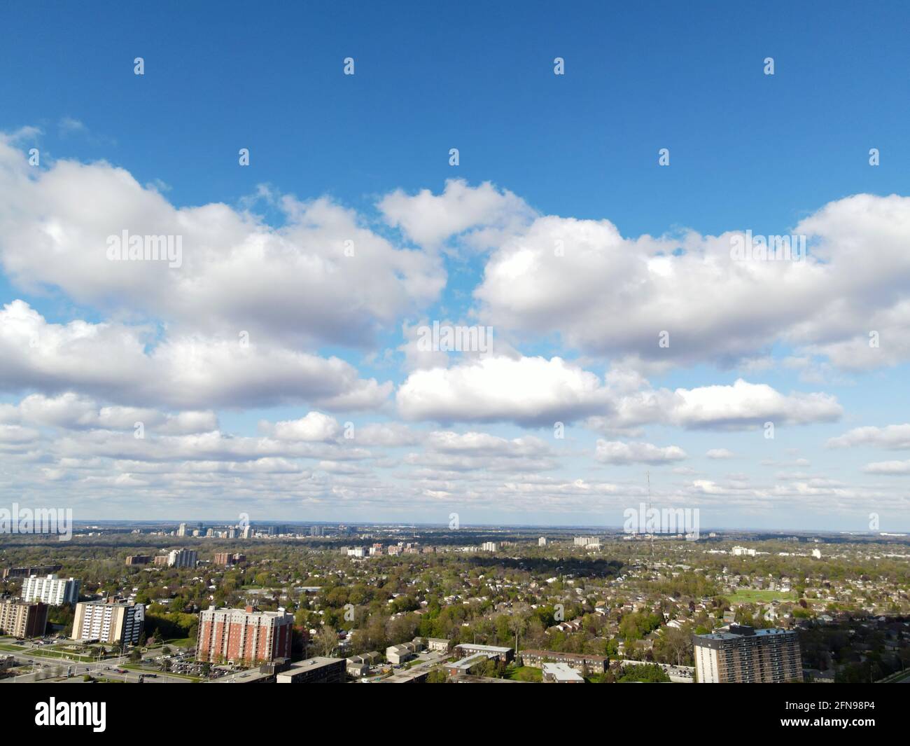 Mai 8 2021 Cumulus Wolken über der Stadt London, Ontario, Kanada. Luftaufnahme Luke Durda/Alamy Stockfoto