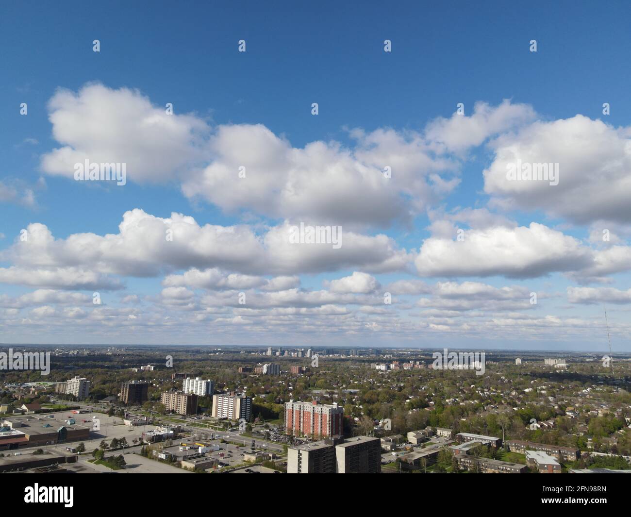 Mai 8 2021 Cumulus Wolken über der Stadt London, Ontario, Kanada. Luftaufnahme Luke Durda/Alamy Stockfoto