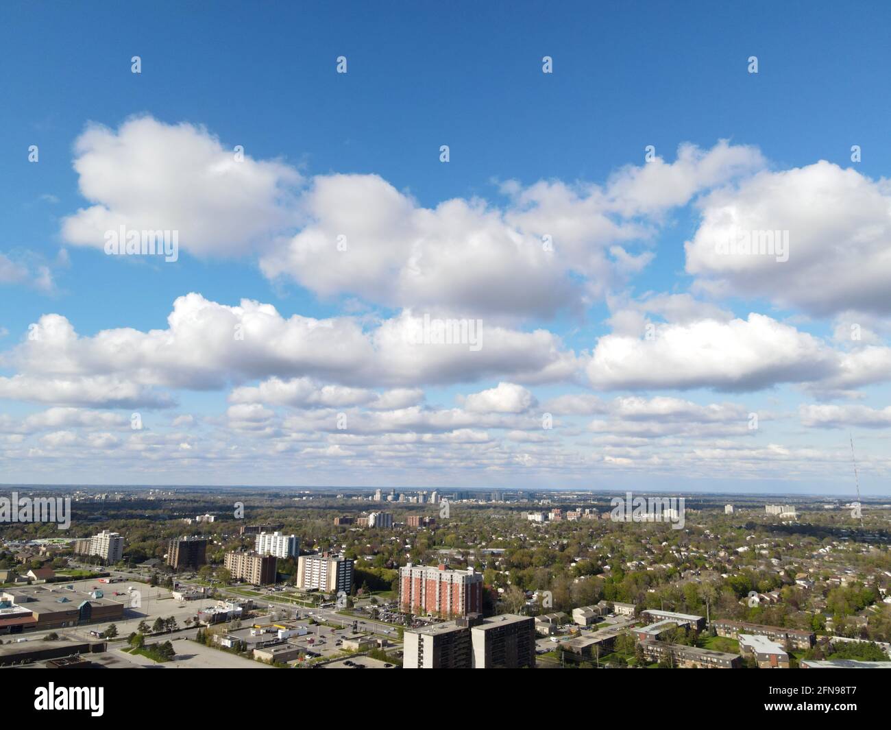 Mai 8 2021 Cumulus Wolken über der Stadt London, Ontario, Kanada. Luftaufnahme Luke Durda/Alamy Stockfoto