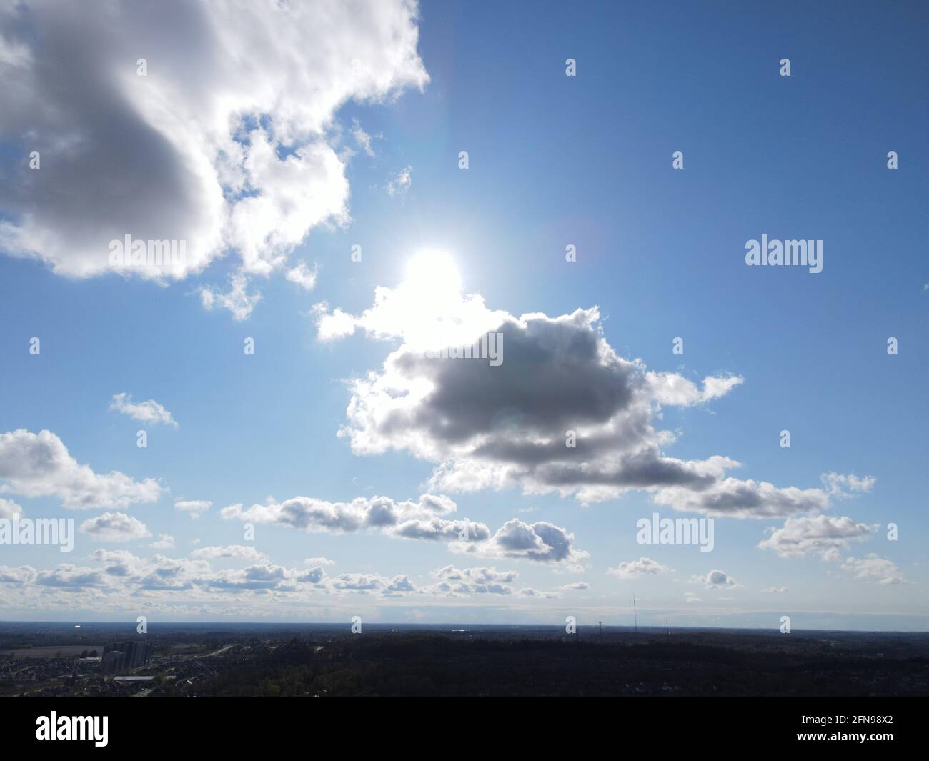 Mai 8 2021 Cumulus Wolken über der Stadt London, Ontario, Kanada. Luftaufnahme Luke Durda/Alamy Stockfoto