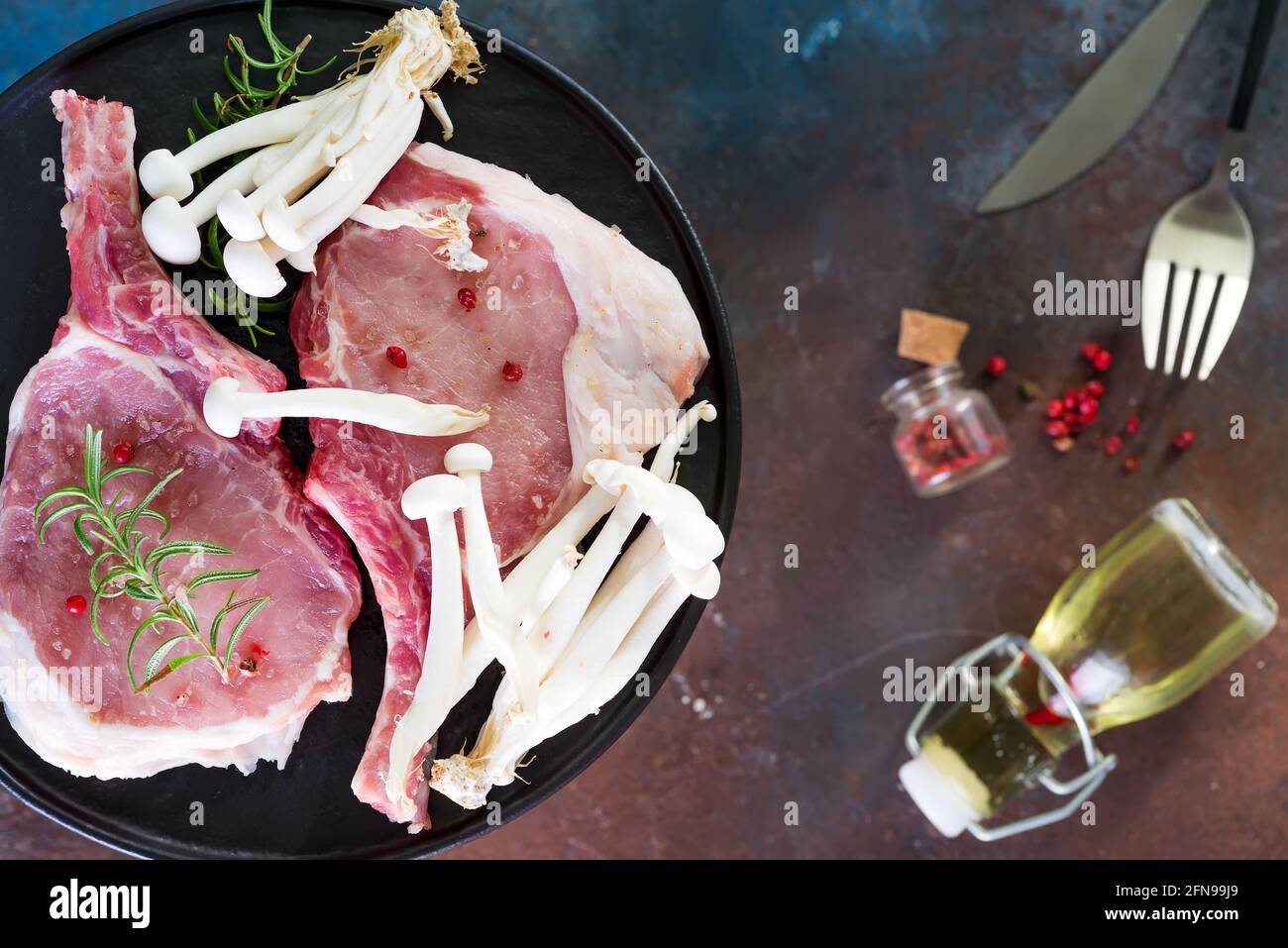 Frisches, rohes Schweinebauch-Bauchbeef mit Shimeji-Pilzen und heißen Topfzutaten Stockfoto