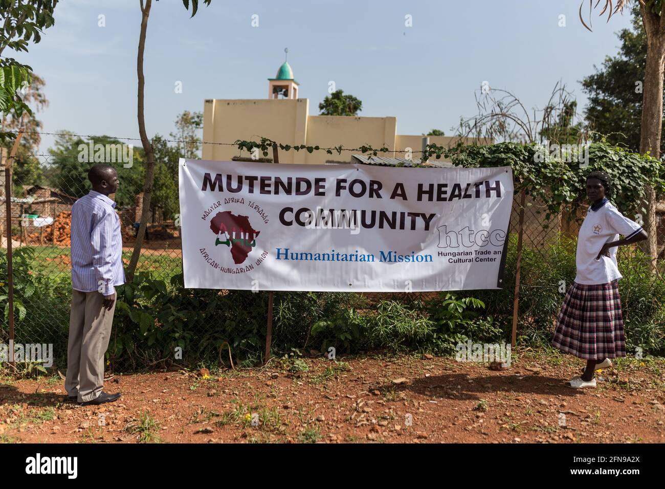 Mitarbeiter des Gesundheitswesens außerhalb einer Klinik vor dem Besuch von James Mutende Stockfoto