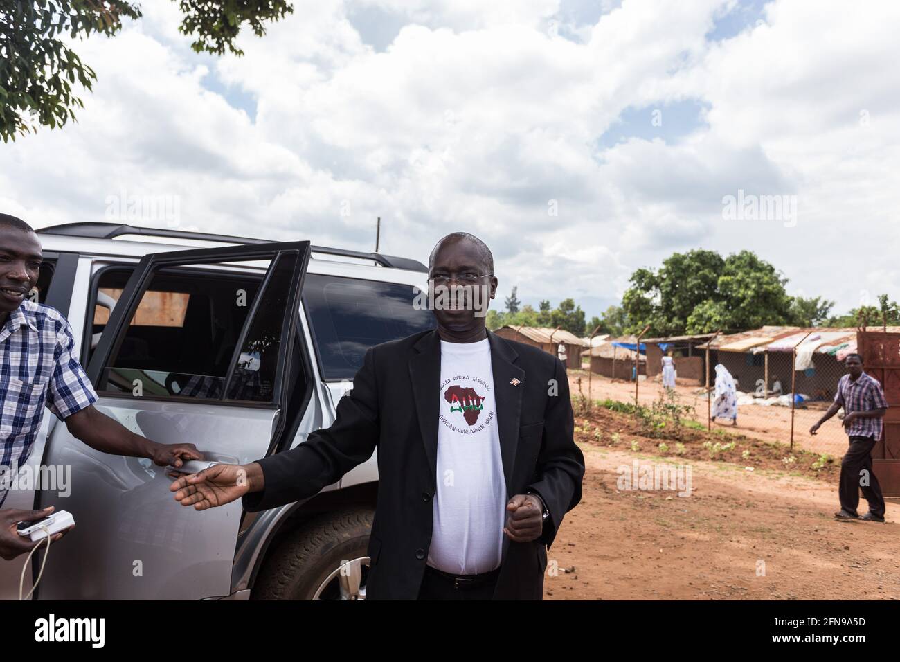 James Mutende besucht eine ländliche Klinik in Mbale, Uganda Stockfoto