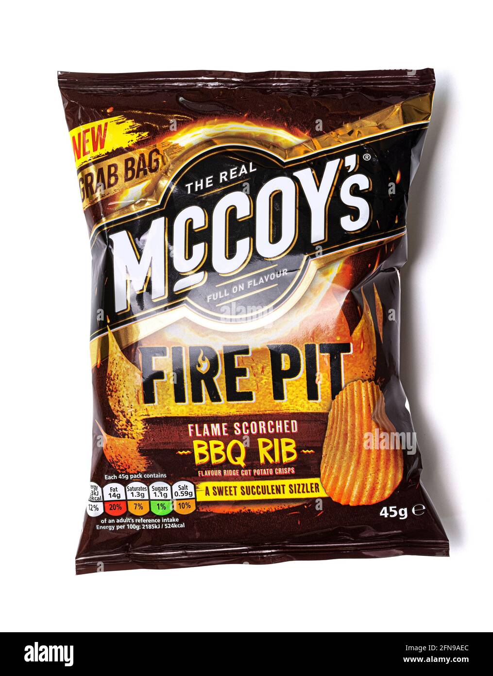 Paket mit Feuerstelle McCoy Ridge Cut Crisps auf weißem Hintergrund werden McCoy's von KP Snacks in Großbritannien hergestellt Stockfoto