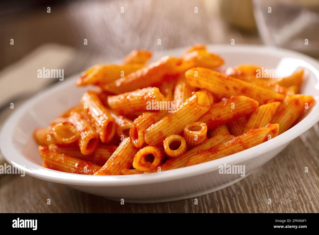 Pasta mit Tomatensauce auf einem Teller. Hochwertige Fotos. Stockfoto