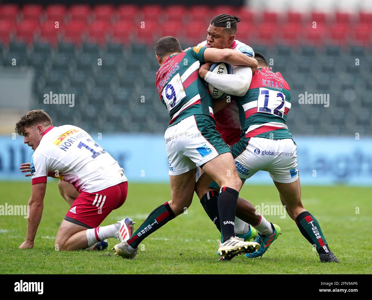 Harlequins' Tyrone Green (Mitte) wird von Ben Youngs und Dan Kelly (rechts) der Leicester Tigers während des Spiels der Gallagher Premiership in Mattioli Woods Welford Road, Leicester, angegangen. Bilddatum: Samstag, 15. Mai 2021. Stockfoto