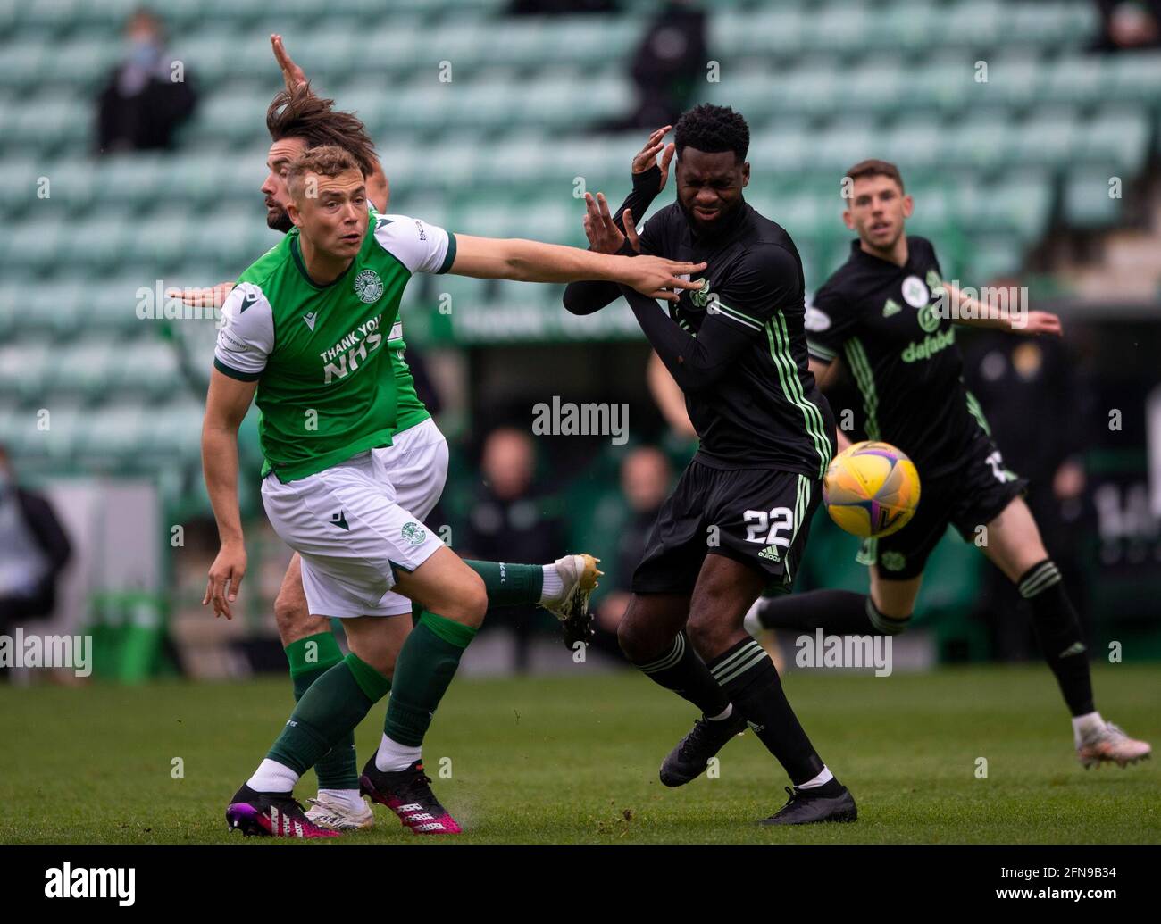 Scottish Premiership - Hibernian / Celtic. Easter Road Stadium, Edinburgh, Midlothian, Großbritannien. Mai 2021. In der Scottish Premier League an der Easter Road in Edinburgh spielen Hibs Gastgeber von Celtic. Bild zeigt: Eine Wunde für den französischen Stürmer von Celtic, Odsonne Edouard, als er versucht, an HibsÕ Mitte-Rücken, Ryan Porteous, Credit: Ian Jacobs/Alamy Live News, vorbei zu kommen Stockfoto