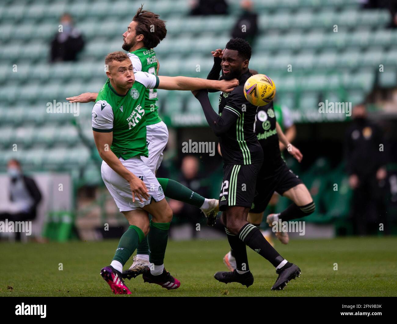 Scottish Premiership - Hibernian / Celtic. Easter Road Stadium, Edinburgh, Midlothian, Großbritannien. Mai 2021. In der Scottish Premier League an der Easter Road in Edinburgh spielen Hibs Gastgeber von Celtic. Bild zeigt: Eine Wunde für den französischen Stürmer von Celtic, Odsonne Edouard, als er versucht, an HibsÕ Mitte-Rücken, Ryan Porteous, Credit: Ian Jacobs/Alamy Live News, vorbei zu kommen Stockfoto