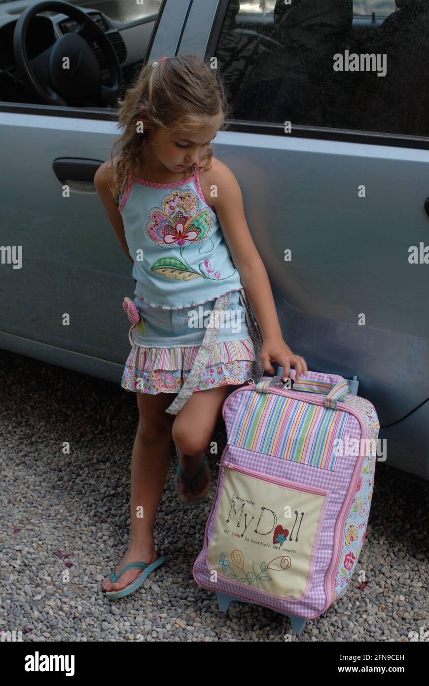 Kleines Mädchen mit Rucksack Stockfoto