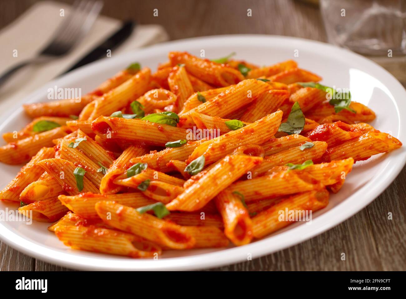Pasta mit Tomatensauce auf einem Teller. Hochwertige Fotos. Stockfoto