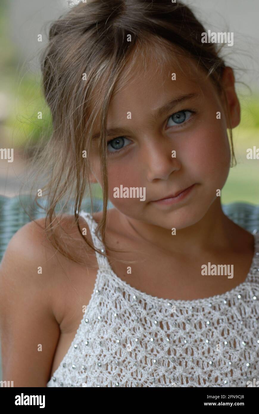 Kleines Mädchen blonde Haare, blaue Augen und weißes Kleid, das macht  Grimassen, italienische kleine Mädchen, Italien Stockfotografie - Alamy
