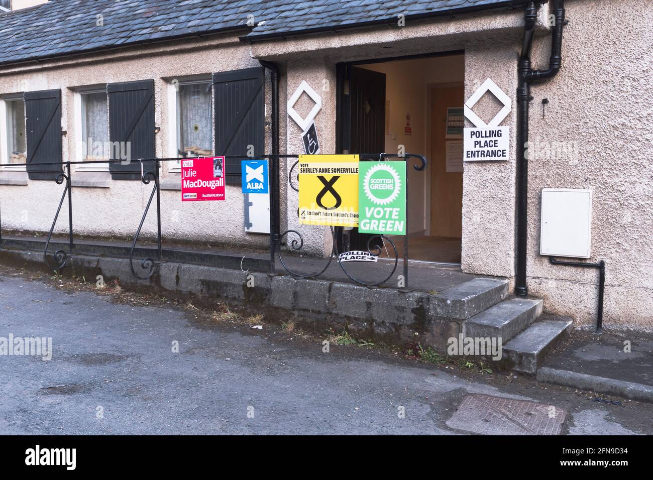 dh Scottish Polling Station SCHOTTLAND UK Eingang zu Umfrage Tag Stationen politisches Plakat Zeichen Fife Wahl 2021 Politik Stockfoto