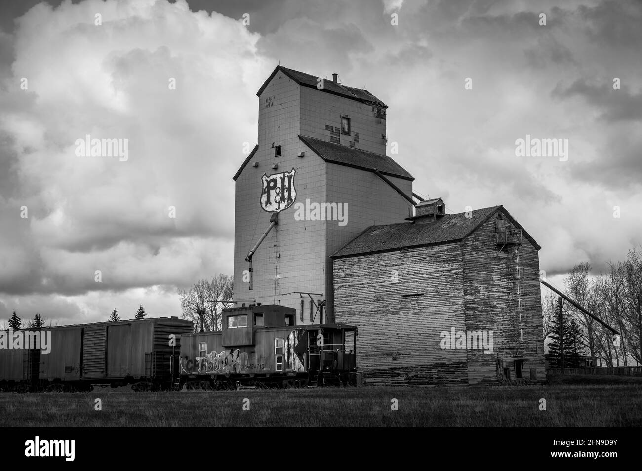 Mossleigh, Alberta - 1. Mai 2020: Historische Aufzugsreihe in Mossleigh, Alberta. Stockfoto