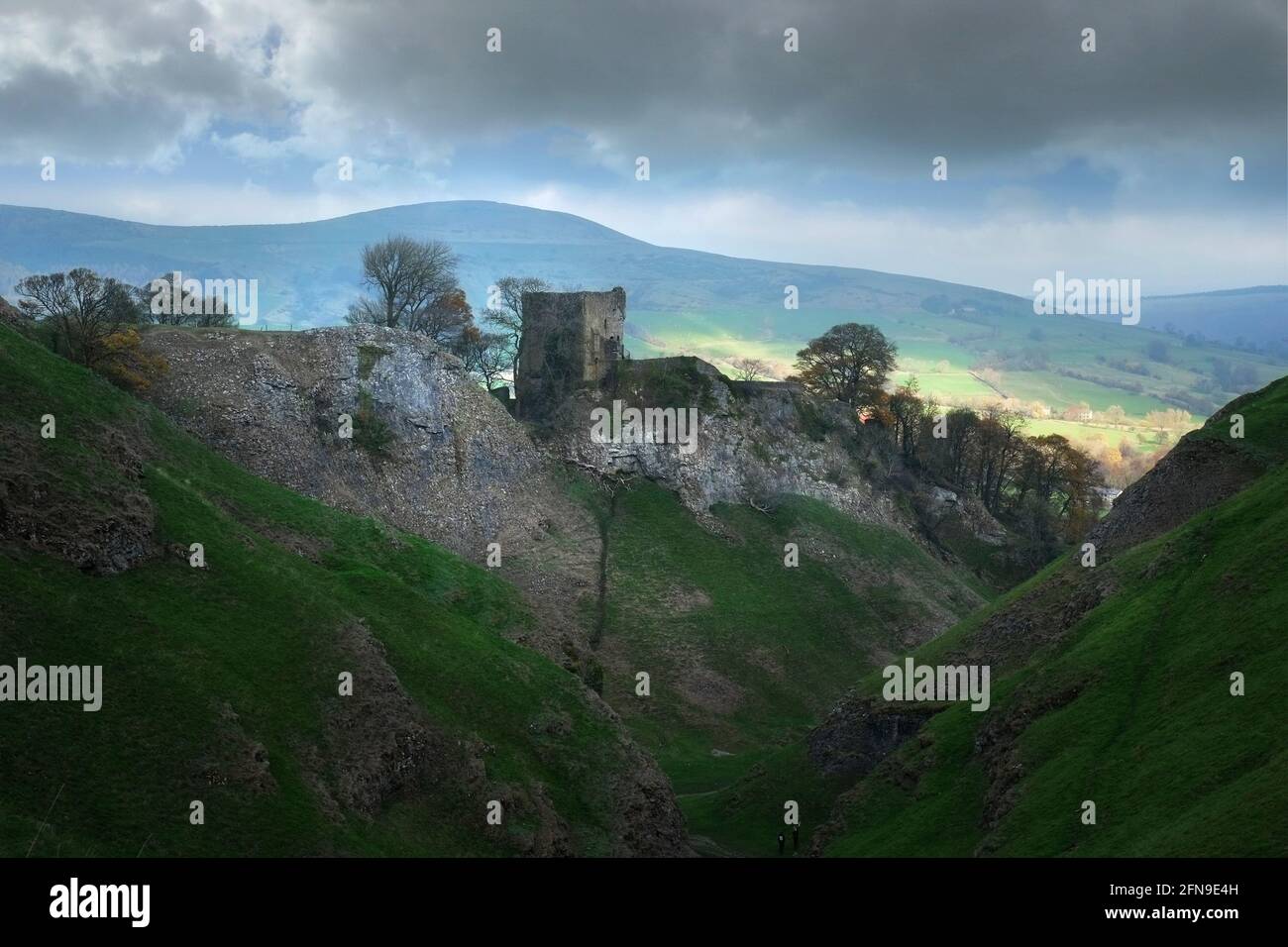 Peveril, oder Peverel Castle ist ein zerstörtes Schloss aus dem 11. Jahrhundert mit Blick auf das Hope Valley in der Nähe von Castleton im Derbyshire Peak District, England. Es ist eine dominierende Festung Stockfoto