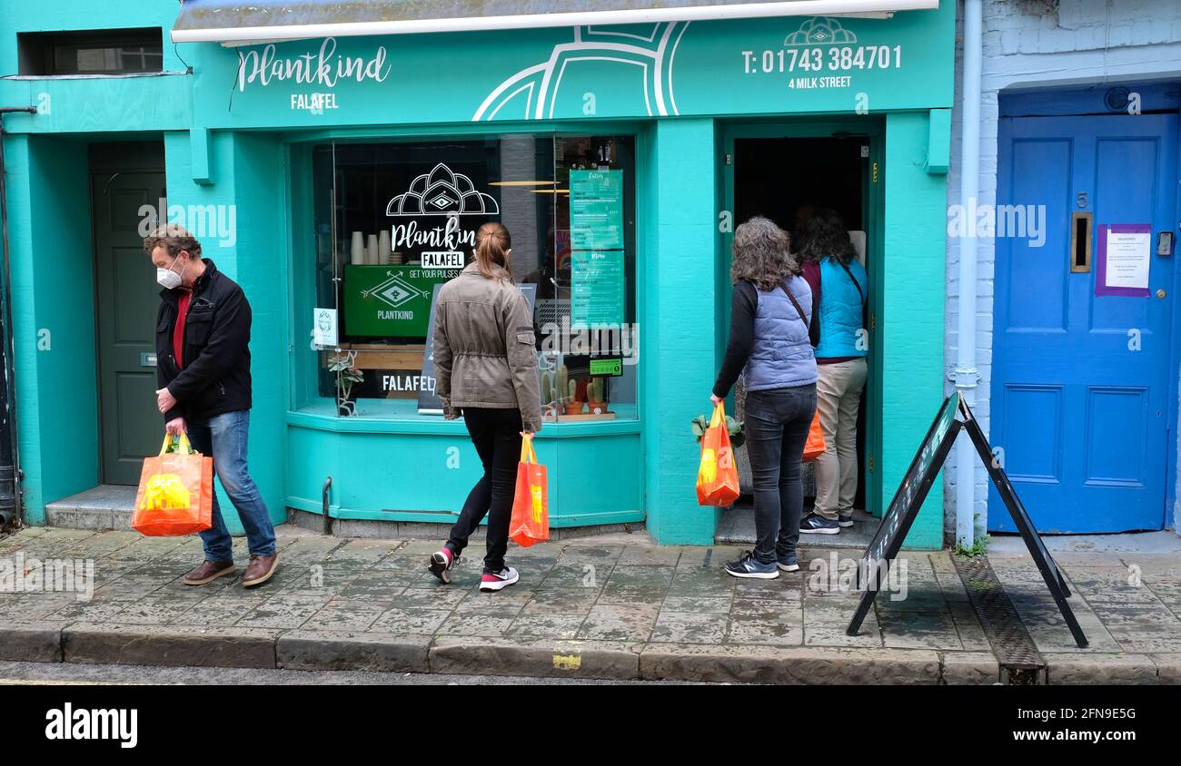 Kunden können sich in Plantkind falofel, Milk Street, Shrewsbury, Shropshire, England, auf Essen zum Mitnehmen in der Schlange stellen Stockfoto