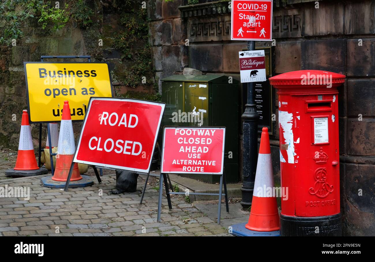 Zu viele Straßenschilder und ein roter Briefkasten an der Ecke von Fish Street und Wyle Cop, Shrewsbury, Shropshire, England, Großbritannien Stockfoto