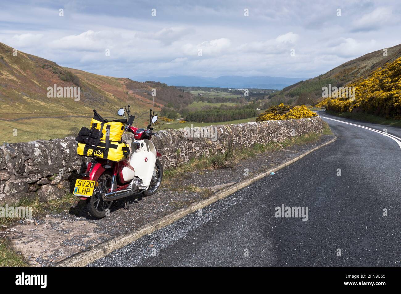 dh Glen EAGLES PERTHSHIRE Scottish Honda C125 cub Motorrad Straße Reise glens schottland Land Straßen Land Szene a823 Touren Stockfoto