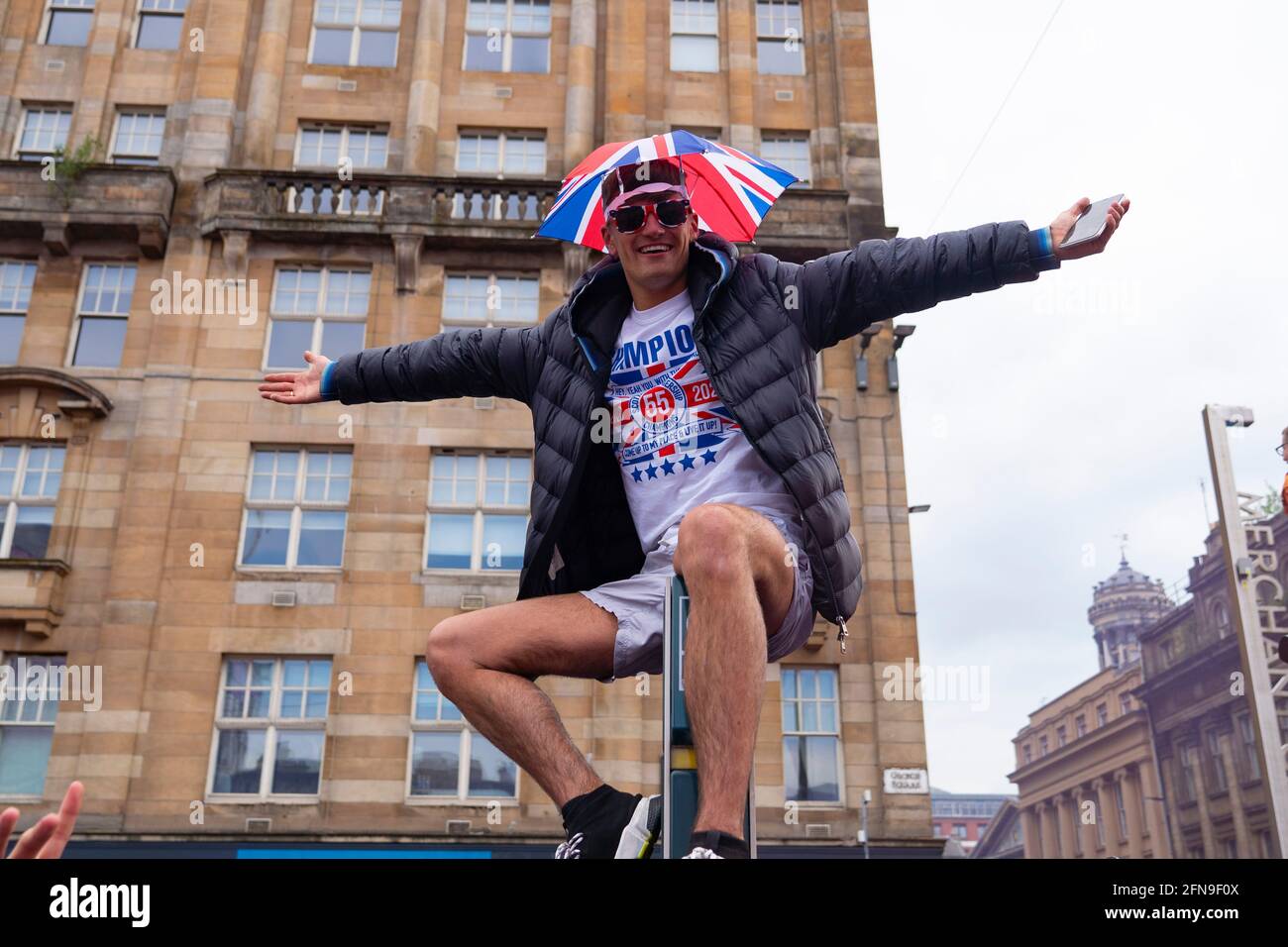 Glasgow, Schottland, Großbritannien. 15 Mai 2021. Tausende Fans und Fans des Rangers-Fußballvereins kommen auf den George Square in Glasgow, um den Sieg der schottischen Premiership-Meisterschaft zum 55. Mal und zum ersten Mal seit 10 Jahren zu feiern.Iain Masterton/Alamy Live News Stockfoto