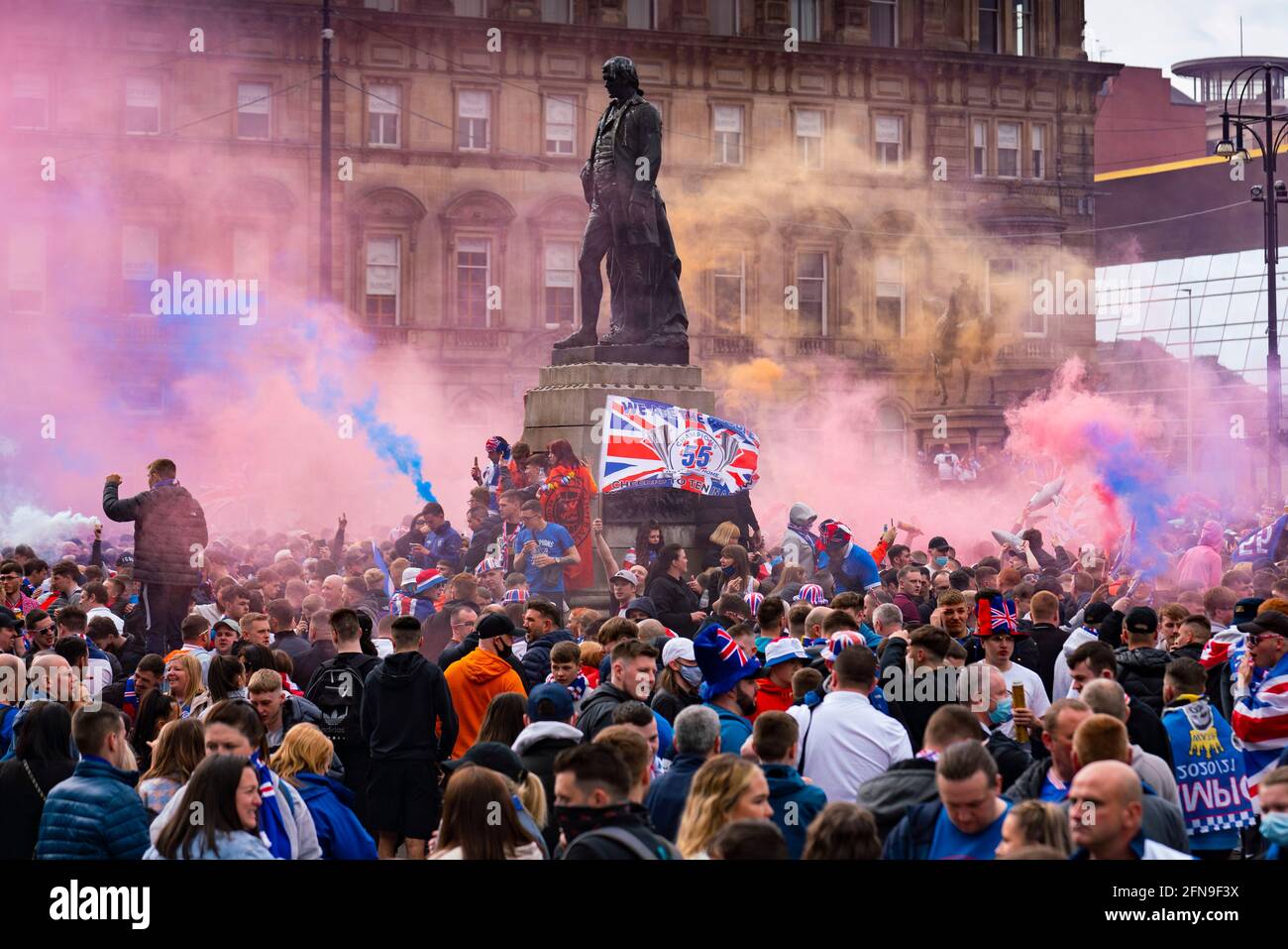 Glasgow, Schottland, Großbritannien. 15 Mai 2021. Tausende Fans und Fans des Rangers-Fußballvereins kommen auf den George Square in Glasgow, um den Sieg der schottischen Premiership-Meisterschaft zum 55. Mal und zum ersten Mal seit 10 Jahren zu feiern.Iain Masterton/Alamy Live News Stockfoto