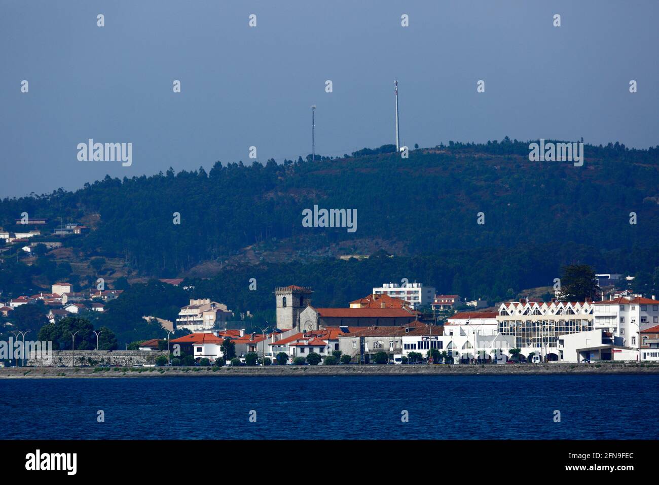 Pfarrkirche Igreja Matriz von der anderen Flussmündung des Minho aus gesehen, Caminha, Provinz Minho, Portugal Stockfoto